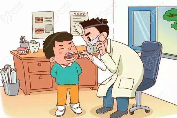 医生给孩子检查牙齿