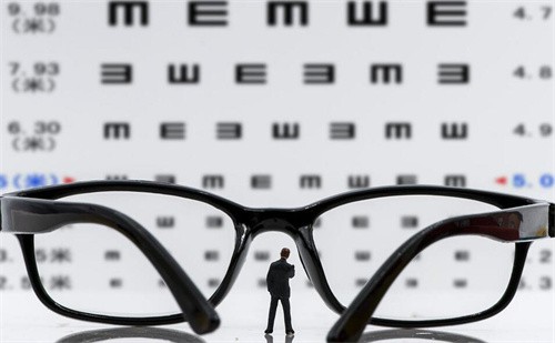 杭州飞秒眼科苏才培医生擅长做老花眼手术,蔡司德国高清三焦点价格49800起