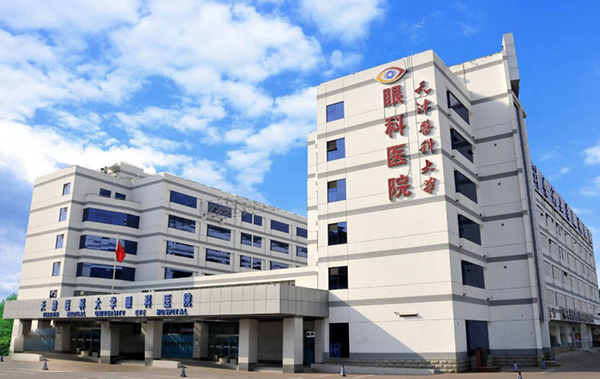天津医科大学眼科医院接受了飞秒激光辅助的白内障手术