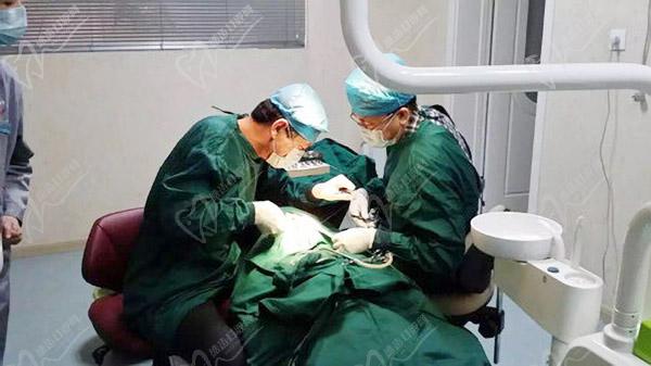 赵和平与诺贝尔医生共同为患者进行口腔手术