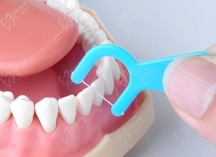 牙线使用方法示意图