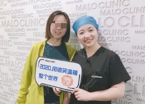 李鹤莲医生与患者合影