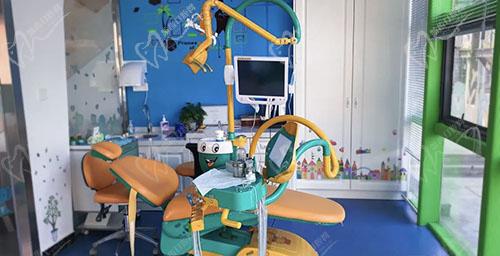 江苏昆山六贝口腔门诊部（花桥易买得店）儿童诊室