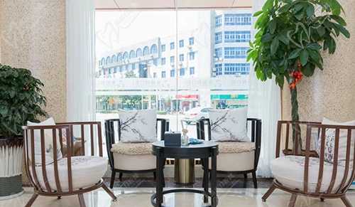 扬州金铂利口腔医院休息区