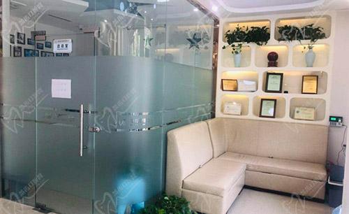 郑州华瑞口腔(南阳路店)等候区 郑州华瑞口腔(南阳路店)等候区