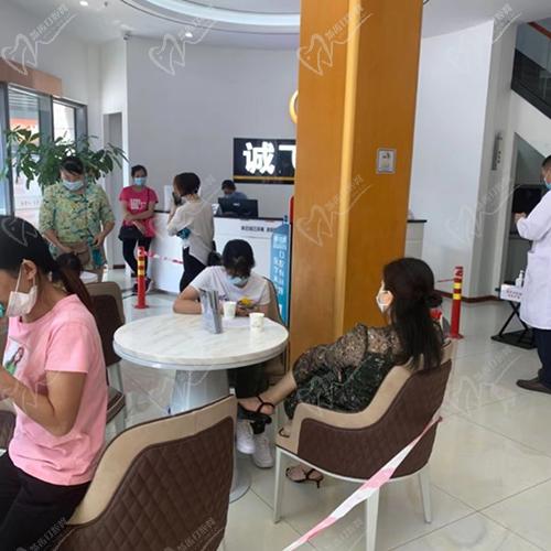 广州诚飞口腔门诊部候诊区
