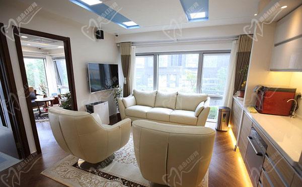 北京精德财富口腔门诊部休息区