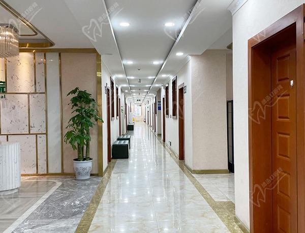 成都军大口腔走廊环境