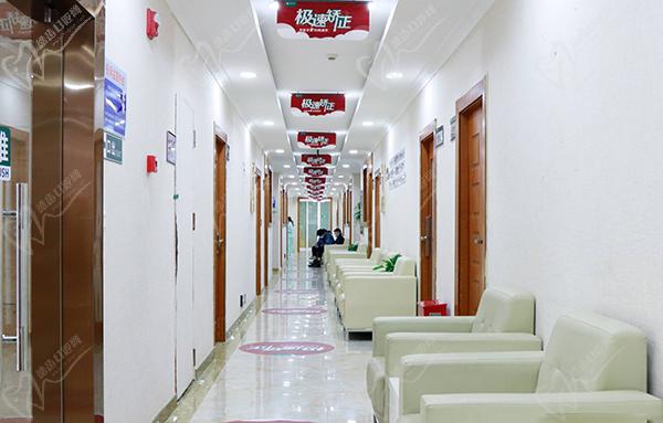 成都军大口腔走廊休息区