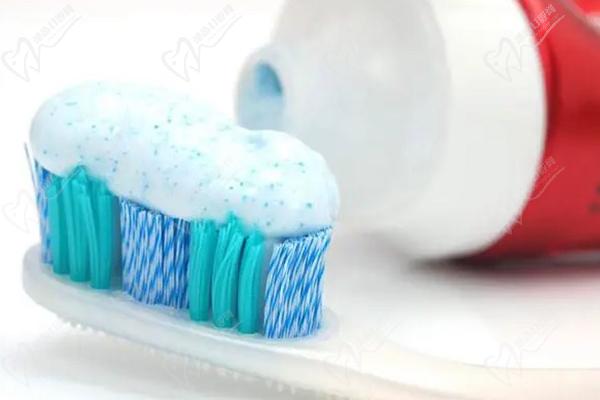 刷牙之前牙膏沾水好还是不沾水