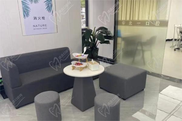 安源北一口腔凤凰天成门诊部候诊区