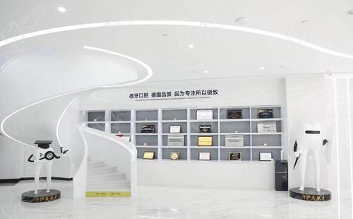 南京德牙联合口腔医院楼梯口