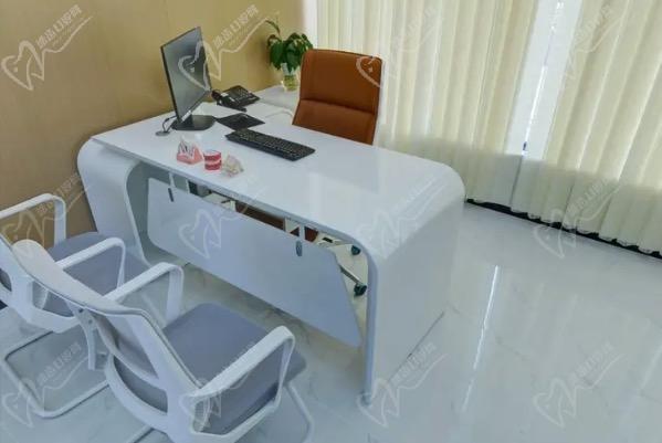 重庆摩尔口腔门诊部（龙水店)