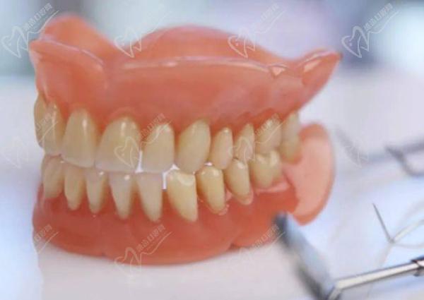 全口戴假牙是一种传统的牙齿修复方法