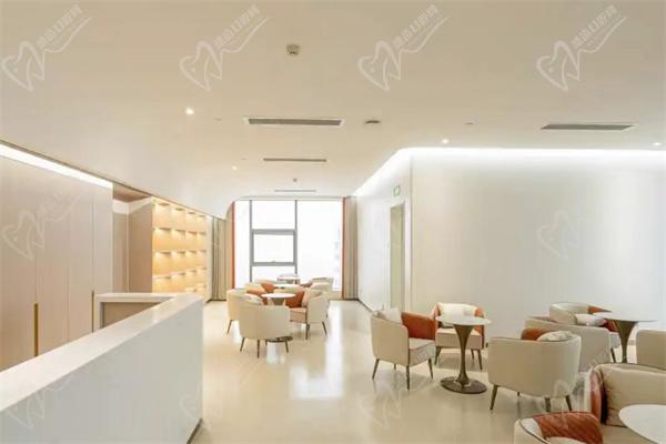 西安国 际医学中心候诊区