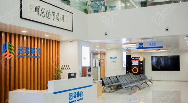 乌鲁木齐普瑞眼科医院大厅