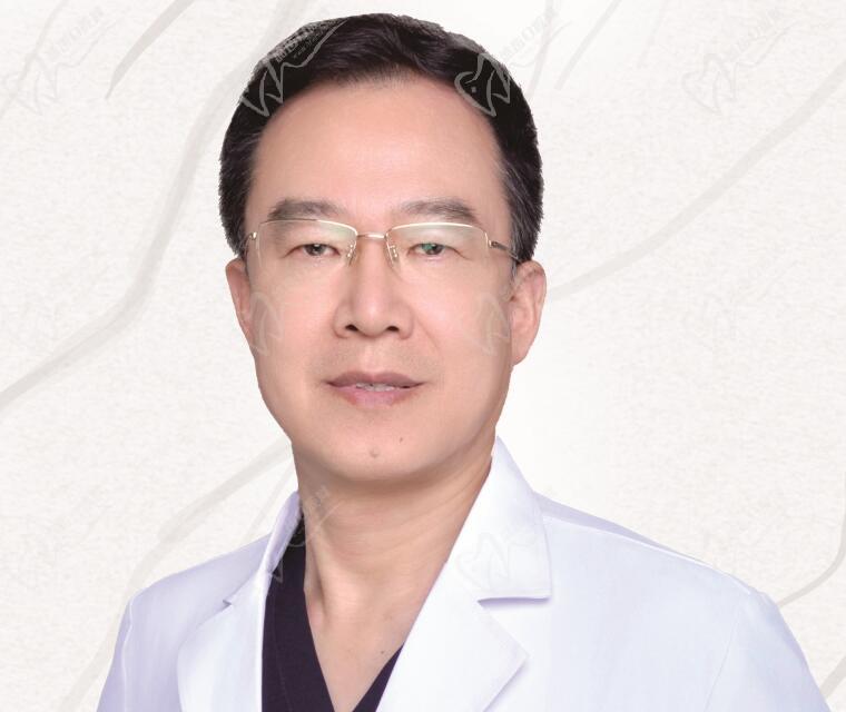 李爱群:疑难种植手术医生