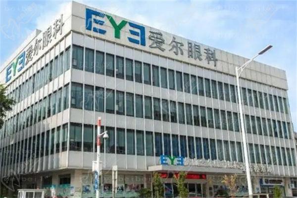 梁先军给儿子做手术