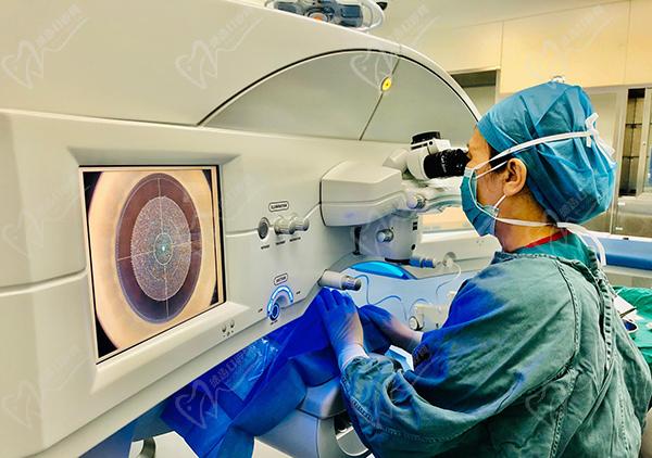 广州视百年眼科医院近视手术医生介绍