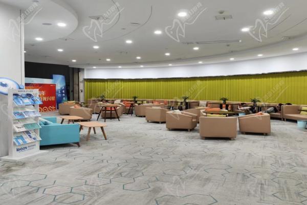 武汉佰视佳眼科医院绿飞秒近视手术价格是12000元起,周跃明操作熟练 武汉佰视佳眼科医院绿飞秒近视手术价格是12000元起,周跃明操作熟练