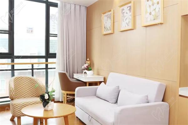 昆明星耀普瑞眼科医院候诊区 昆明星耀普瑞眼科医院候诊区