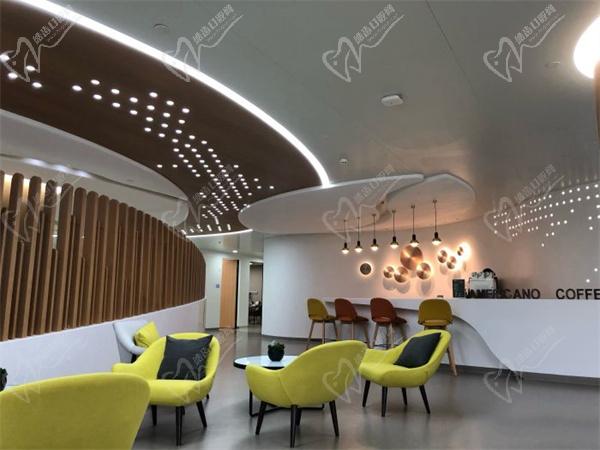 郑州大学第 一 附 属医院
