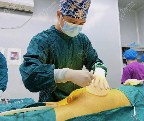 深圳福雅胡俊杰做假体丰臀怎么样