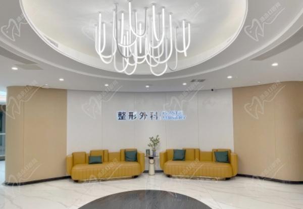 成都军大吸脂医生介绍