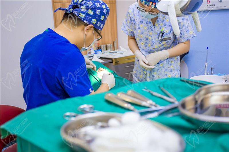 南宁蓝天口腔门诊部治疗中