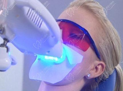 为什么牙医建议不要做牙齿冷光美白？ 会有什么副作用吗？