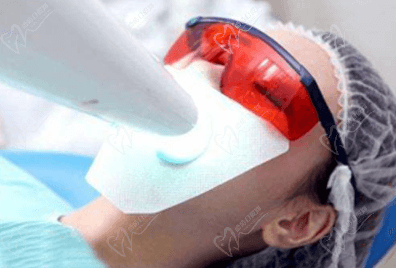 冷光美白牙齿要多少钱一次？会对牙齿有什么危害吗？