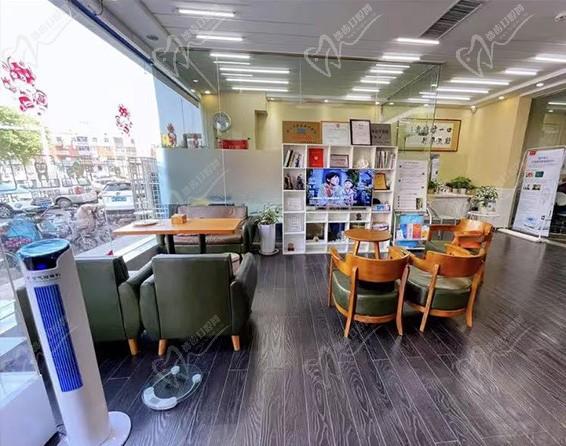 河南新乡固德口腔门诊候诊