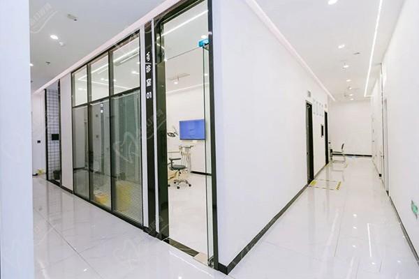 日照微笑口腔门诊总院走廊环境