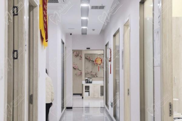 成都友禾口腔门诊部走廊