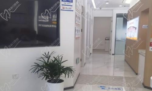 锦业路口腔门诊部走廊