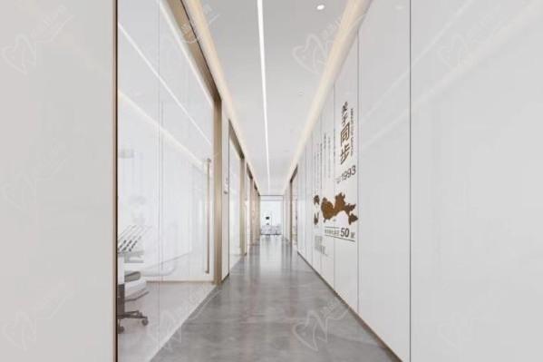 西安雁塔同步口腔门诊部走廊