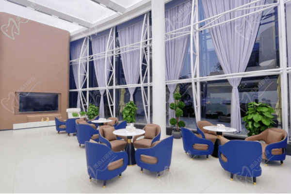 成都青羊区三三口腔门诊部大厅