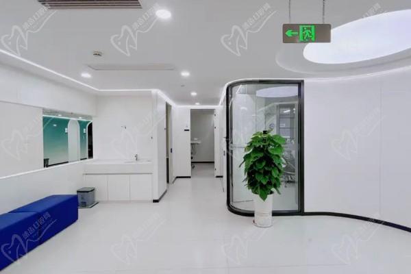 成都青羊区三三口腔门诊部走廊