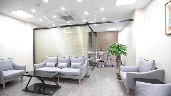 上海和平眼科医院候诊区