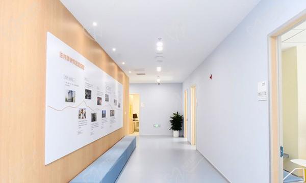北京爱尔英智眼科医院走廊