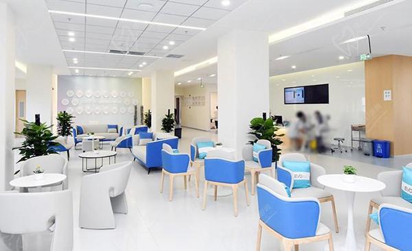 北京爱尔英智眼科医院候诊区