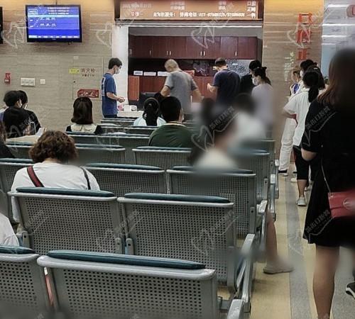 武汉大学口腔医院候诊区