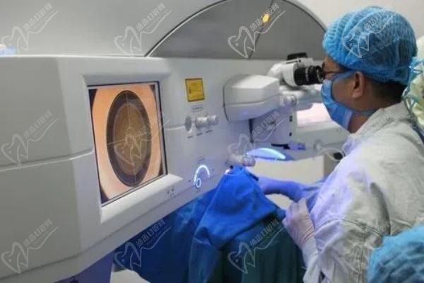 遵义恒爱眼科医院白内障晶体植入价格4000元起，李世宏擅长治疗高难度疾病