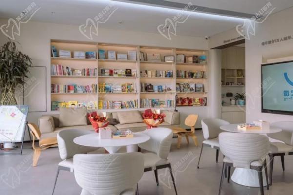 拉萨微笑口腔门诊部休息区