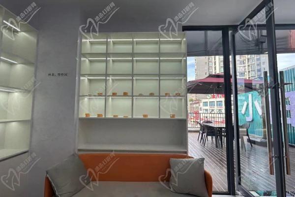 绥阳小白牙口腔门诊部沙发