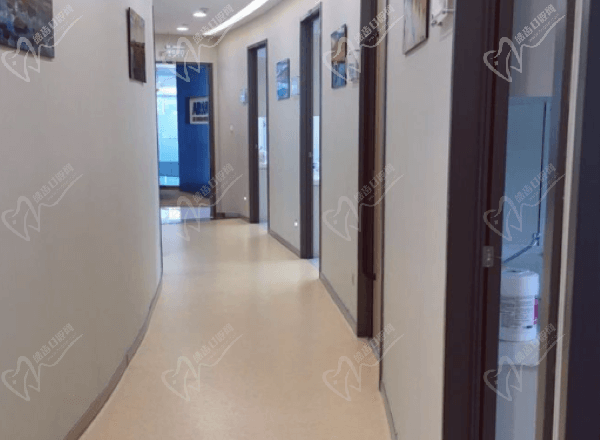 深圳瑞尔齿科欢乐海岸店走廊