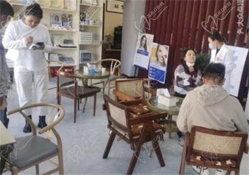 日喀则微笑口腔诊所休息区