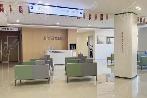 松原爱尔眼科医院候诊区