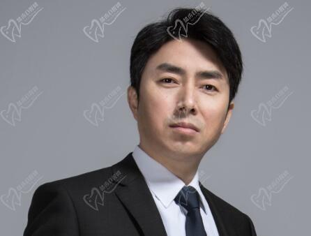 重庆军科林勇联系方式:在线轻松预约林勇医生做鼻子做双眼皮